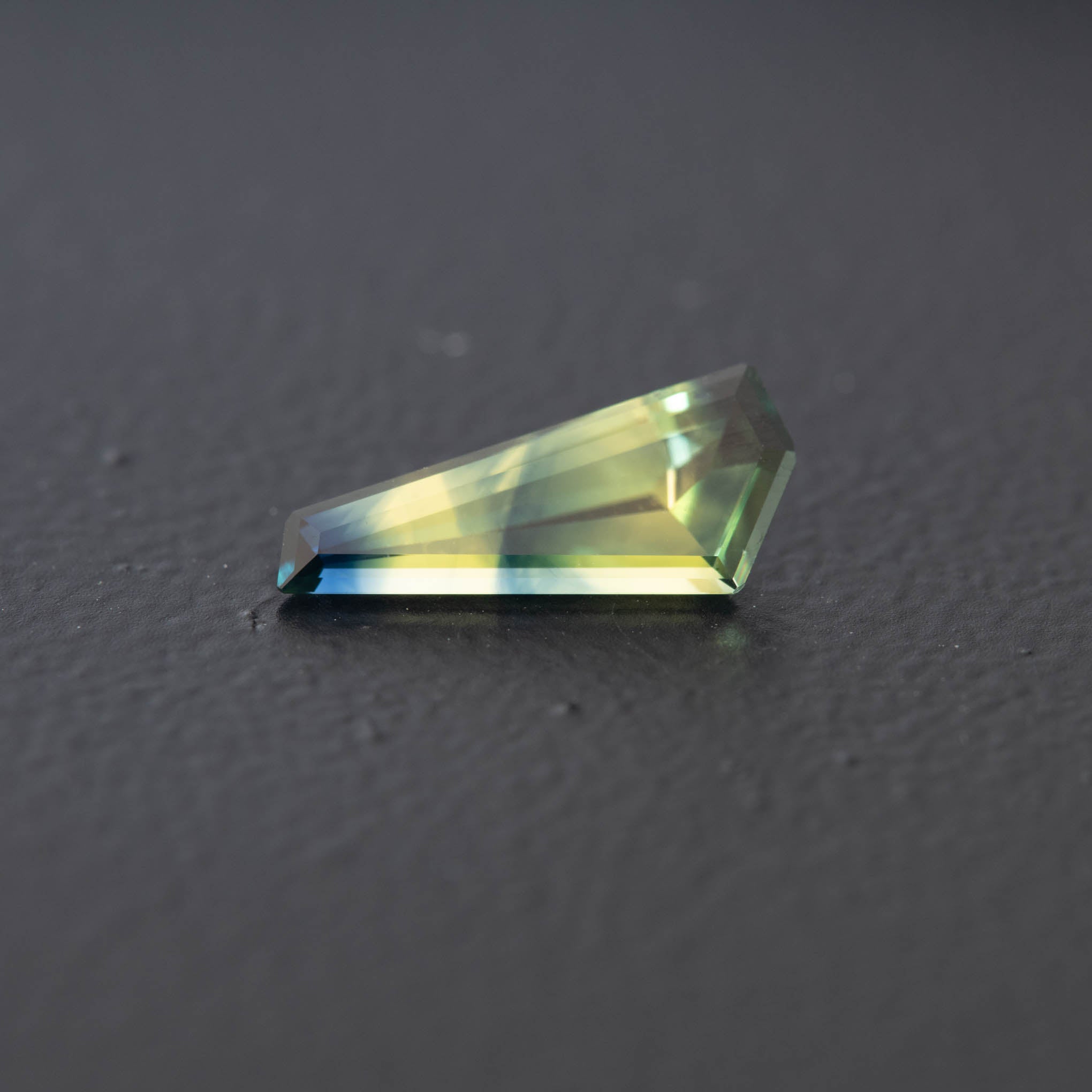 Parti Free Form Sapphire 0.92ct  [S.P.FF.2177]