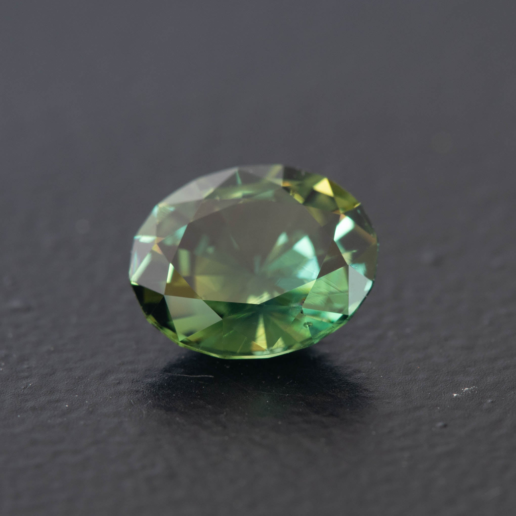 Green Oval Sapphire 1.9ct  [S.G.O.2185]