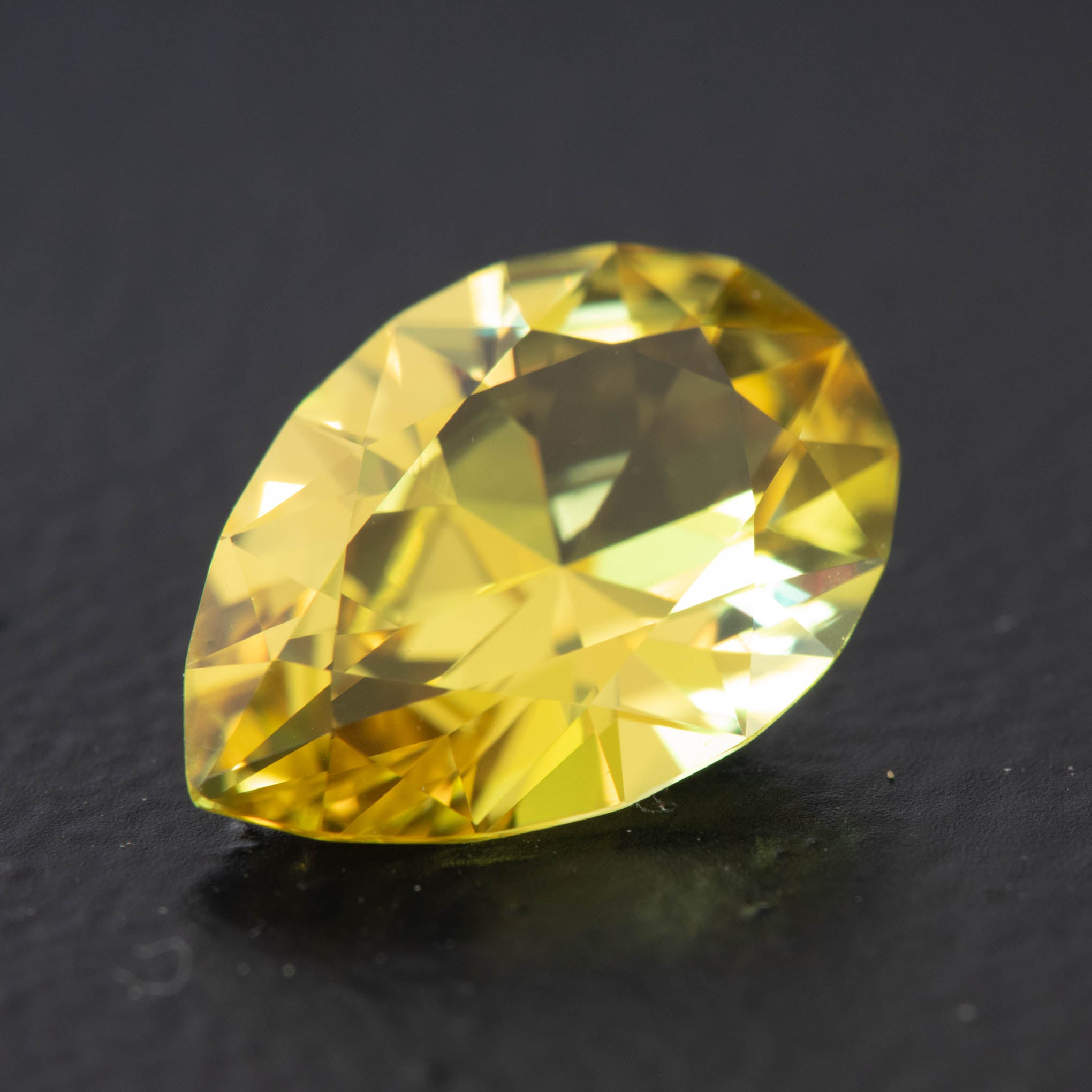 Yellow Pear Sapphire 2.94ct  [S.Y.PE.2188]