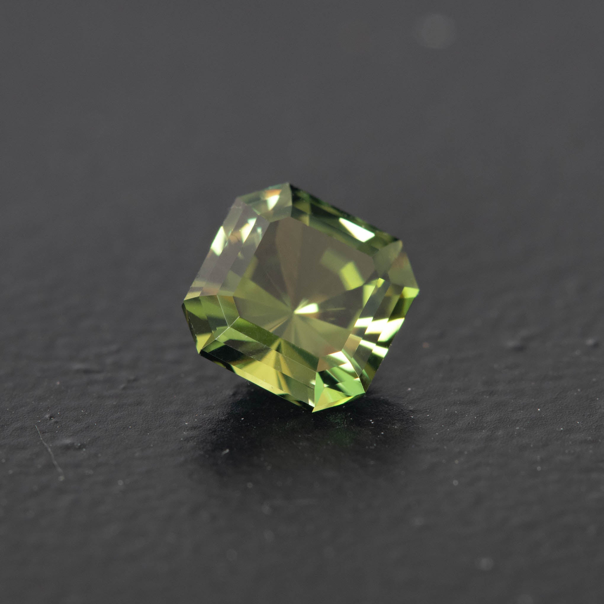 Green Square Sapphire 1.38ct  [S.G.R.2190]