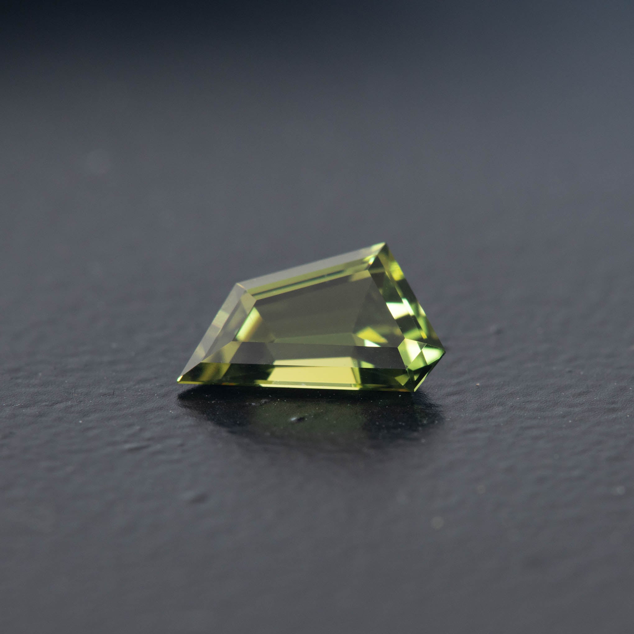 Green Free Form Sapphire 1.03ct  [S.G.FF.2194]