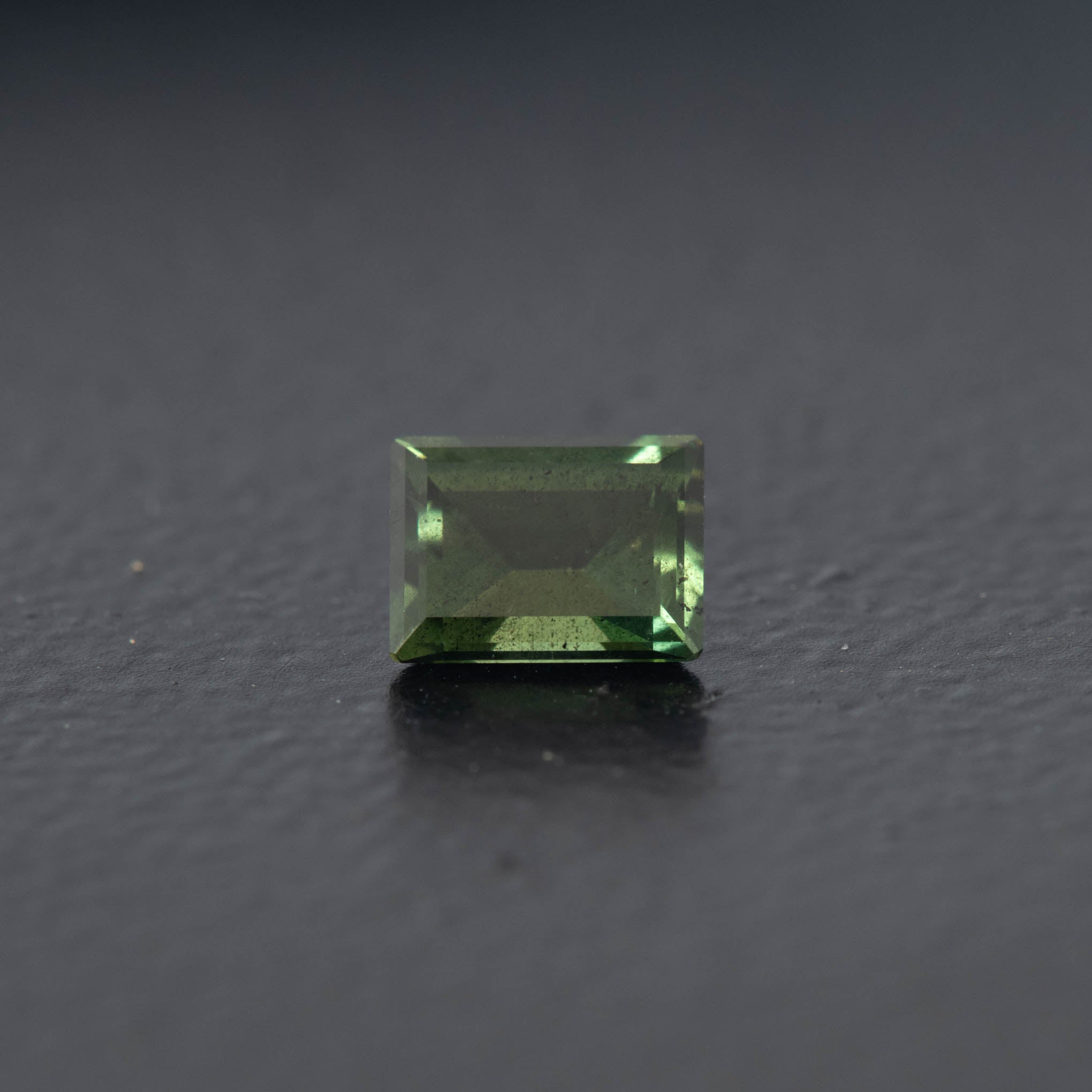 Green Baguette Sapphire 0.53ct  [S.G.BA.2196]