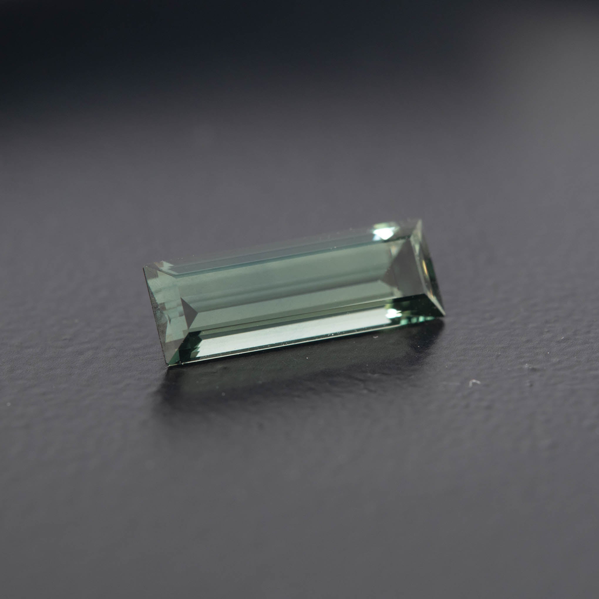 Green Baguette Sapphire 2.88ct  [S.G.BA.2198]