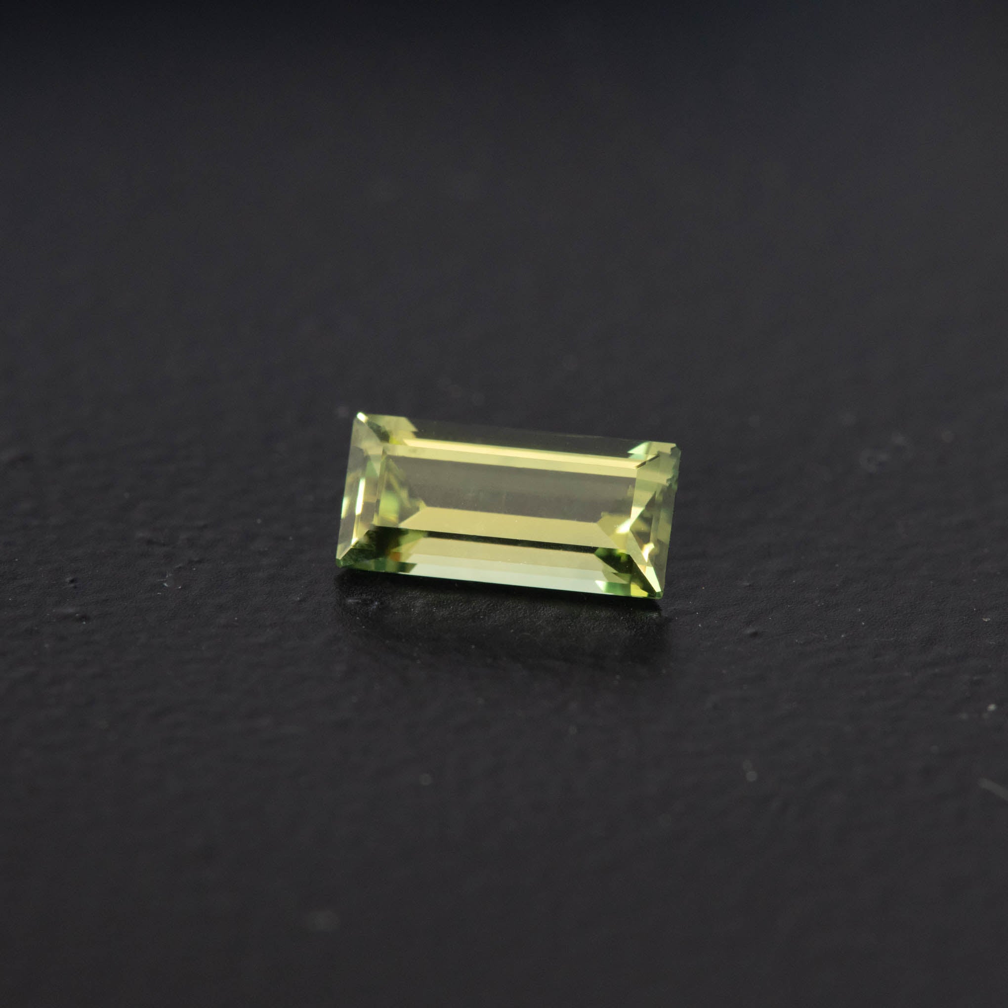 Green Baguette Sapphire 0.93ct  [S.G.BA.2206]