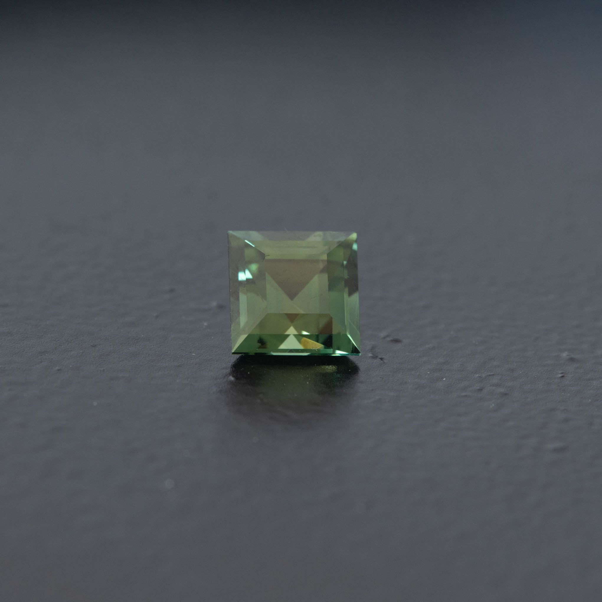 Green Square Sapphire 0.91ct  [S.G.SQ.2215]