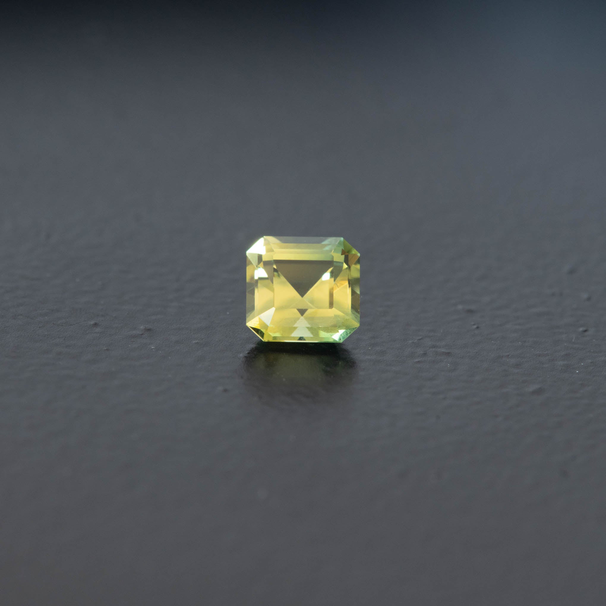 Green Square Sapphire 0.71ct  [S.P.SQ.2216]