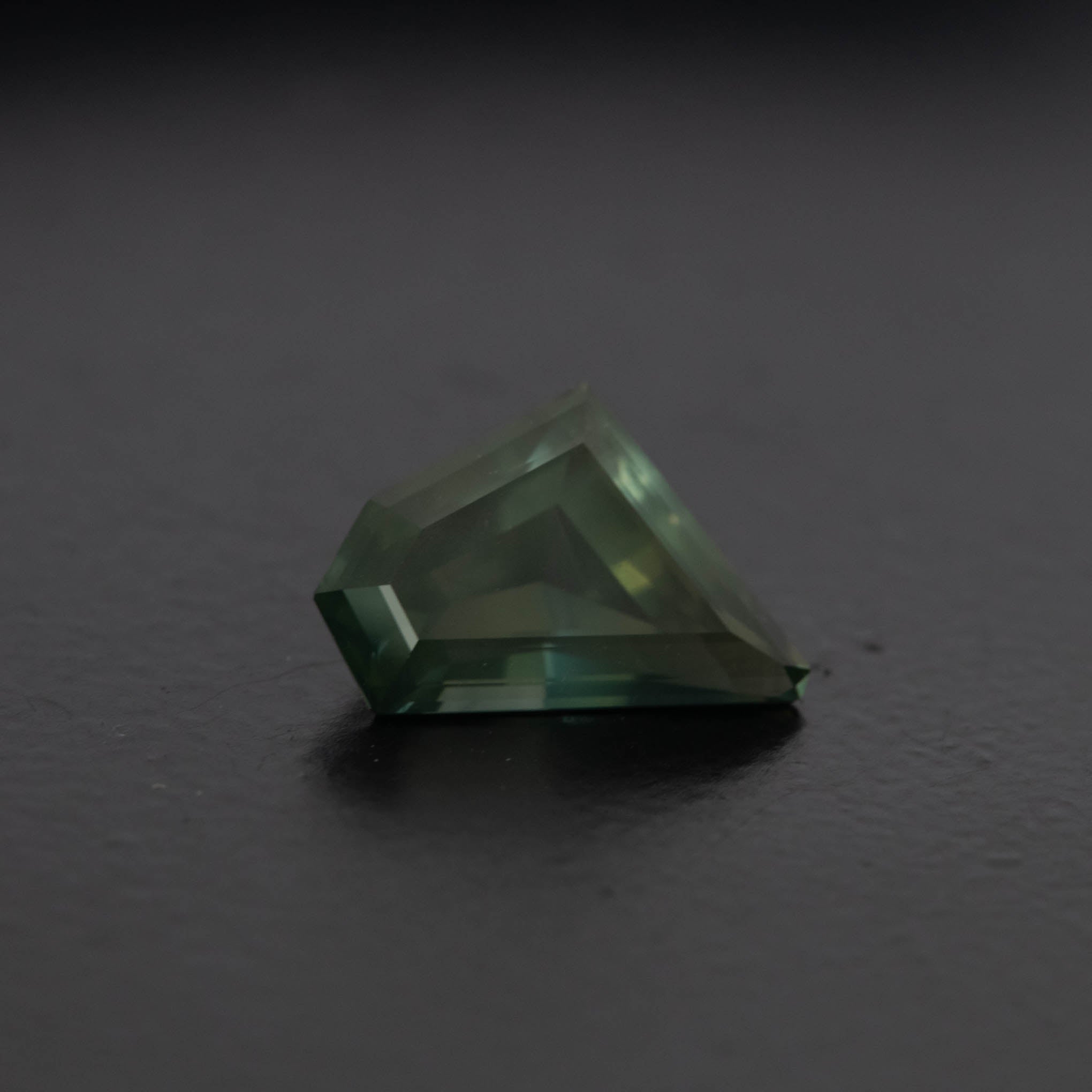 Green Free Form Sapphire 2.76ct  [S.G.FF.2226]