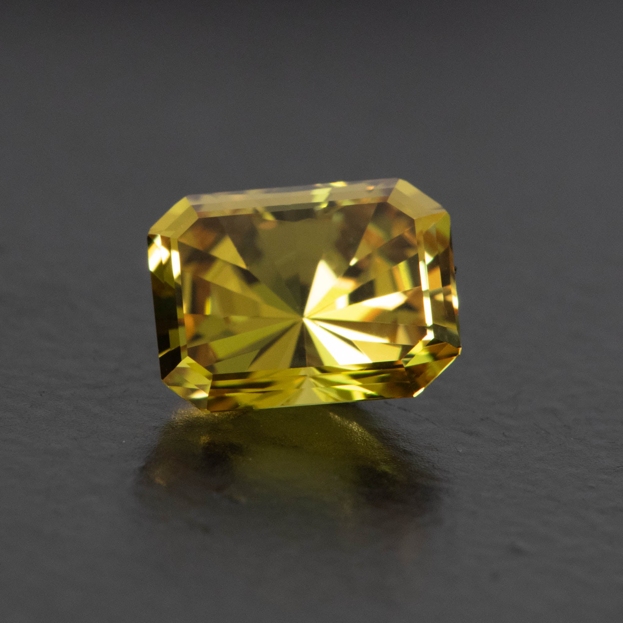 Yellow Radiant Sapphire 1.54ct  [S.Y.RD.2232]