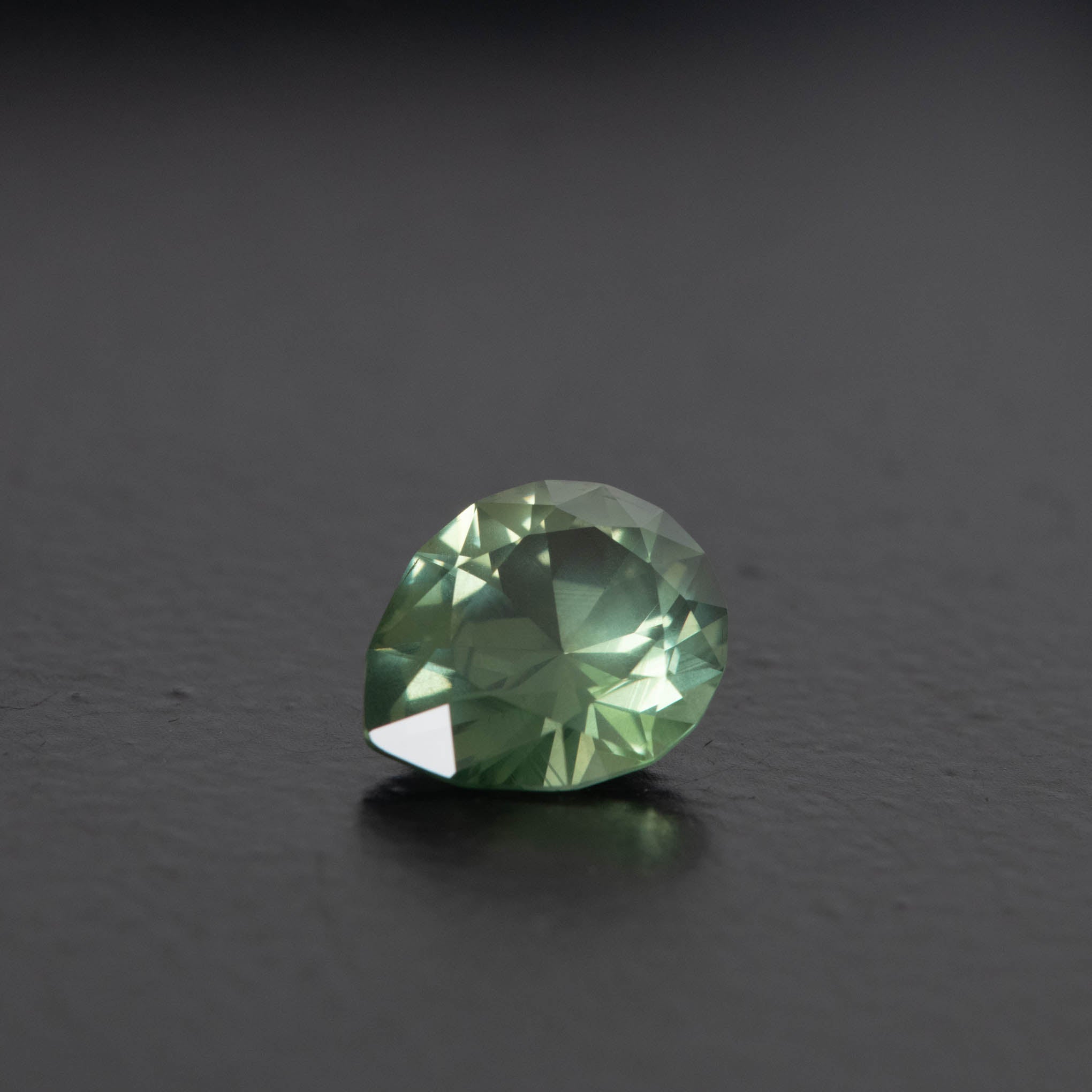 Green Pear Sapphire 1.74ct  [S.G.PE.2236]