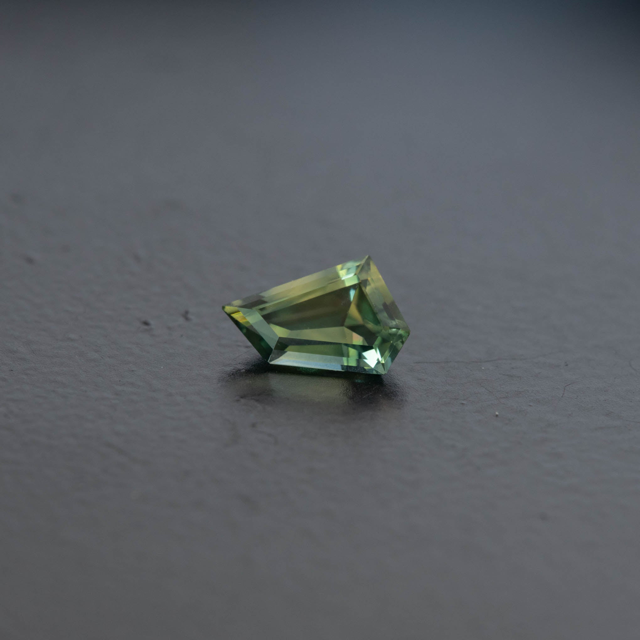 Green Free Form Sapphire 0.68ct  [S.G.FF.2245]