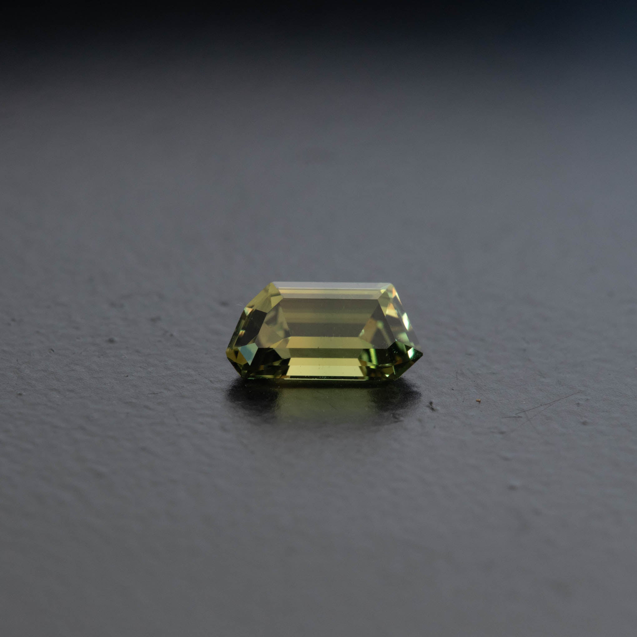 Parti Free Form Sapphire 0.89ct  [S.P.FF.2246]