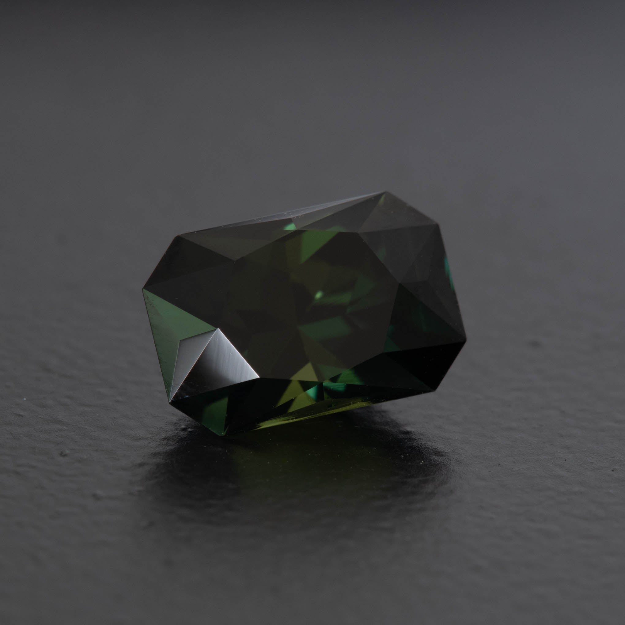 Green  Radiant Sapphire 4.05ct  [S.G.RD.2254]