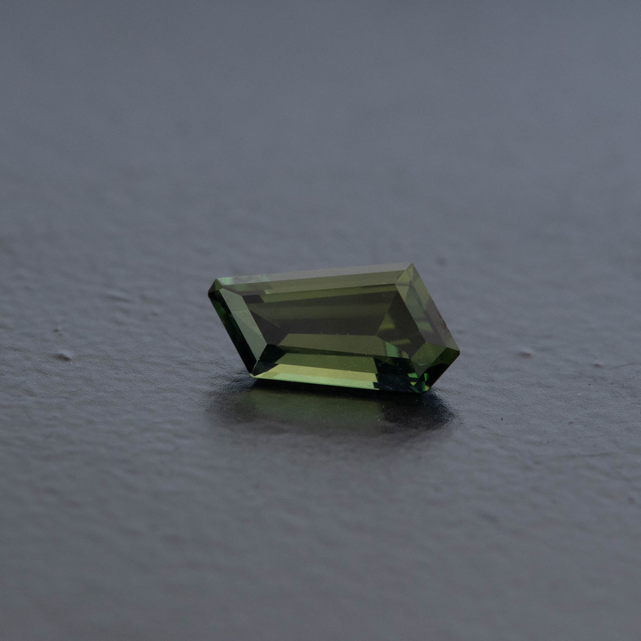 Green Free Form Sapphire 0.66ct  [S.G.FF.2258]