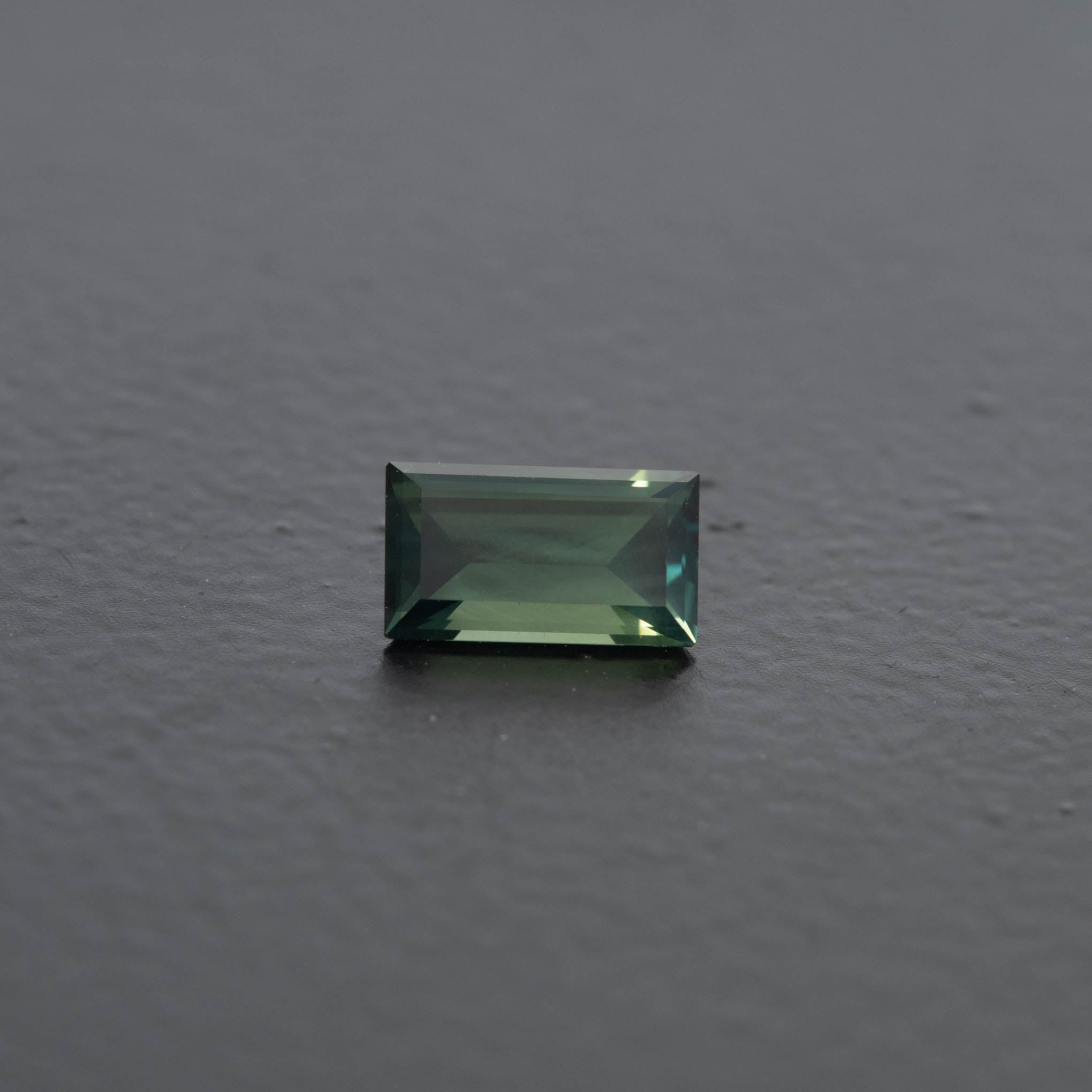 Green Baguette Sapphire 0.7ct  [S.G.BA.2263]