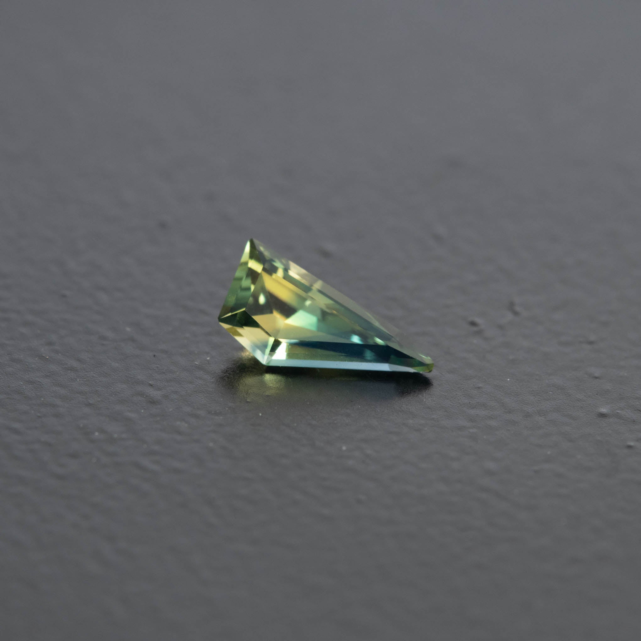 Parti Free Form Sapphire 0.52ct  [S.P.FF.2267]