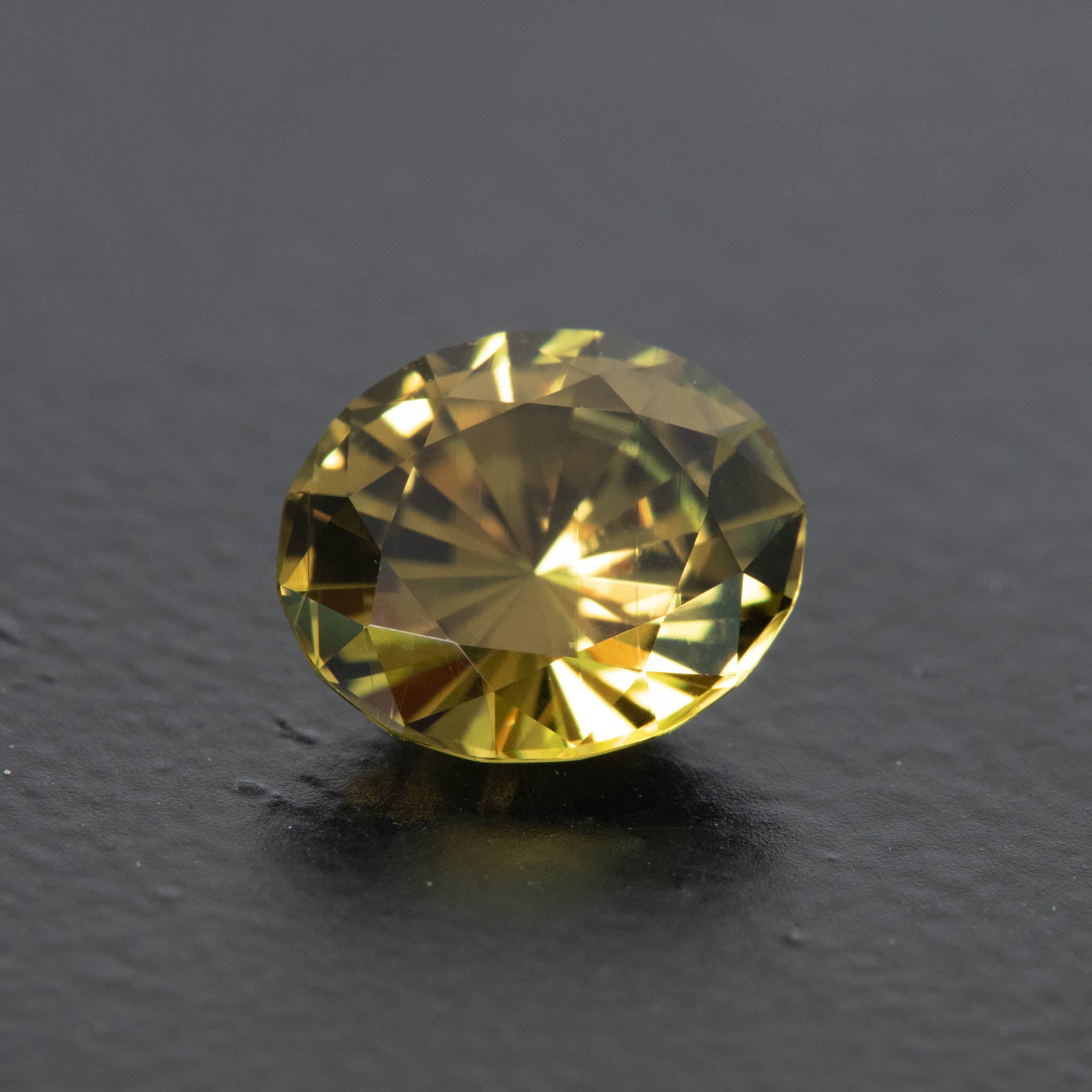 Yellow Oval Sapphire 2.2ct  [S.Y.O.2271]