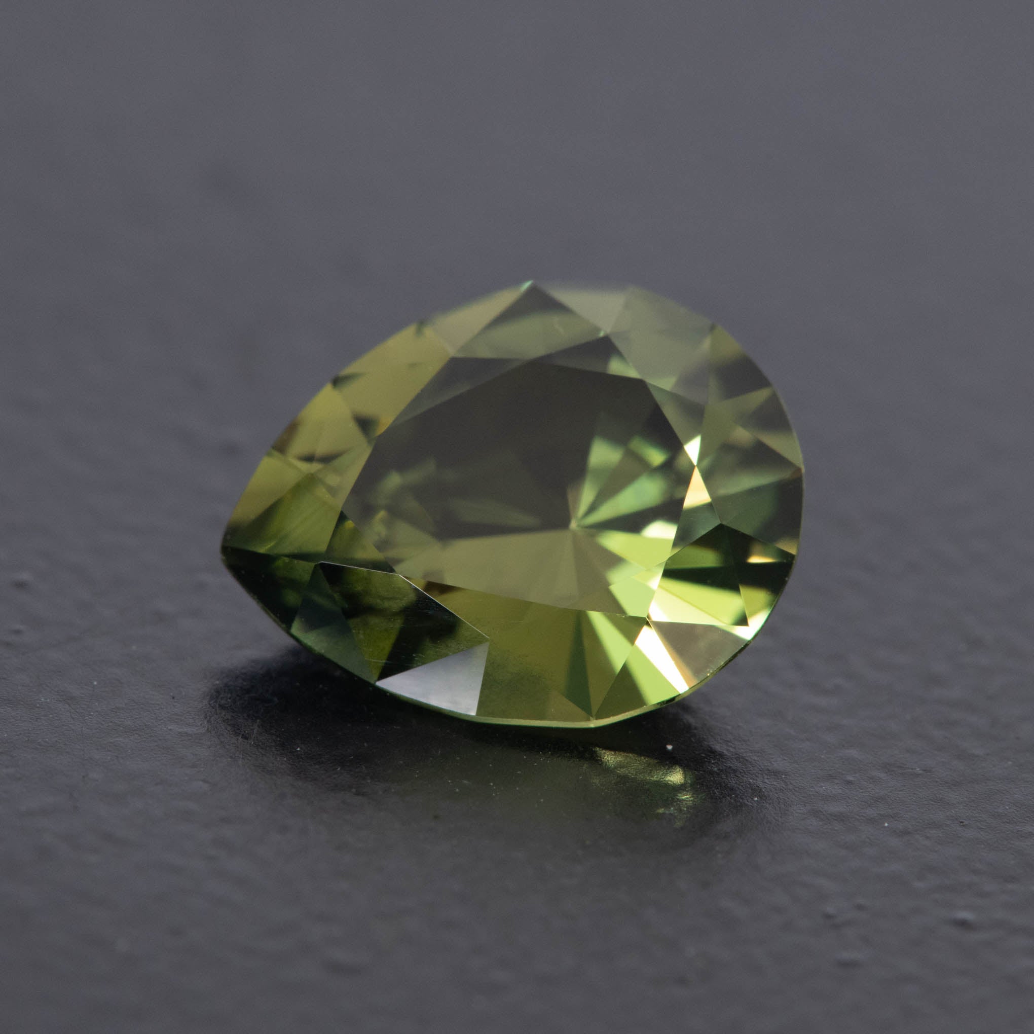 Green Pear Sapphire 3.27ct  [S.G.PE.2272]