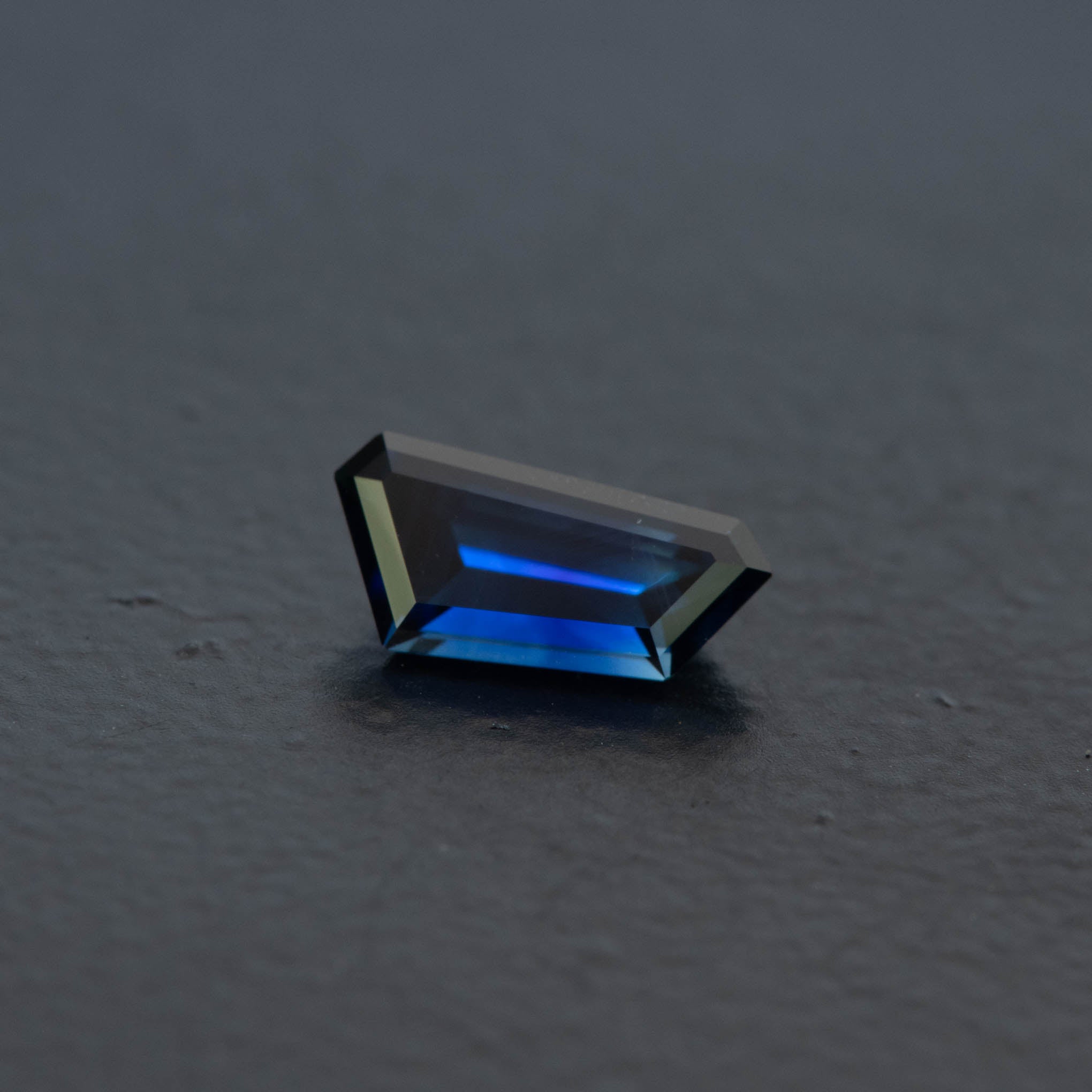 Blue Free Form Sapphire 0.7ct  [S.P.FF.2276]