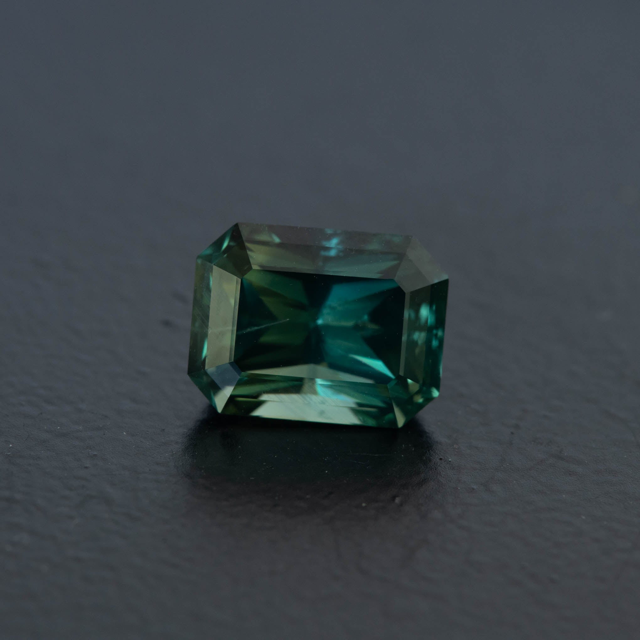 Green Radiant Sapphire 3.87ct  [S.P.FF.2277]