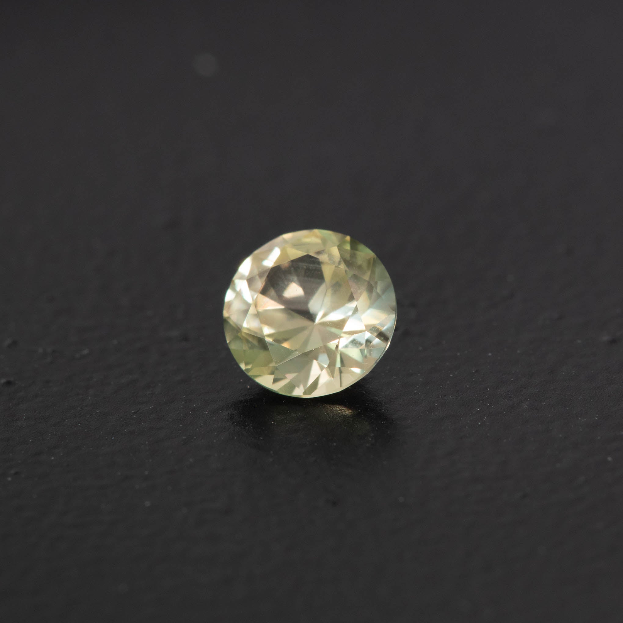 Yellow Brilliant Sapphire 0.89ct  [S.Y.BR.547]