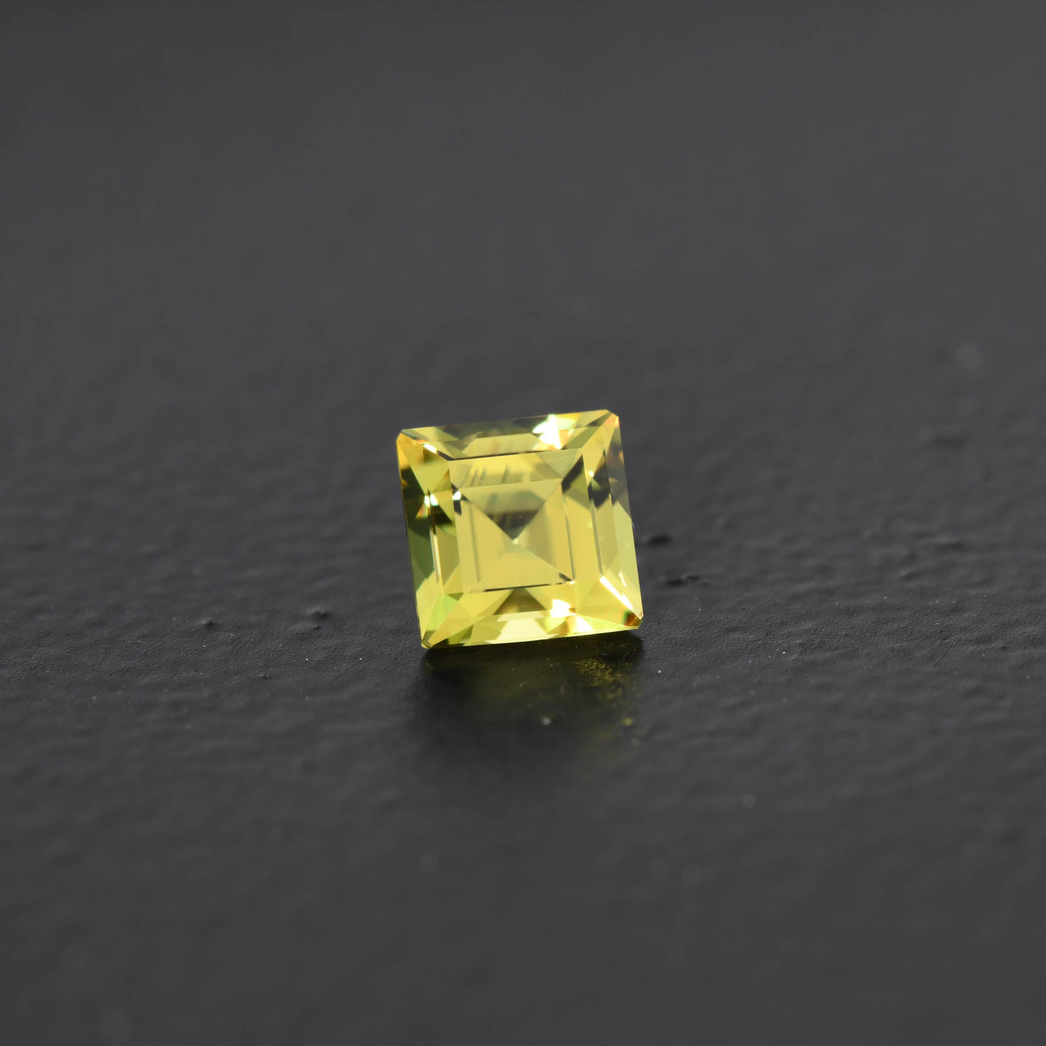 Yellow Square Sapphire 0.64ct (S.Y.SQ.588)