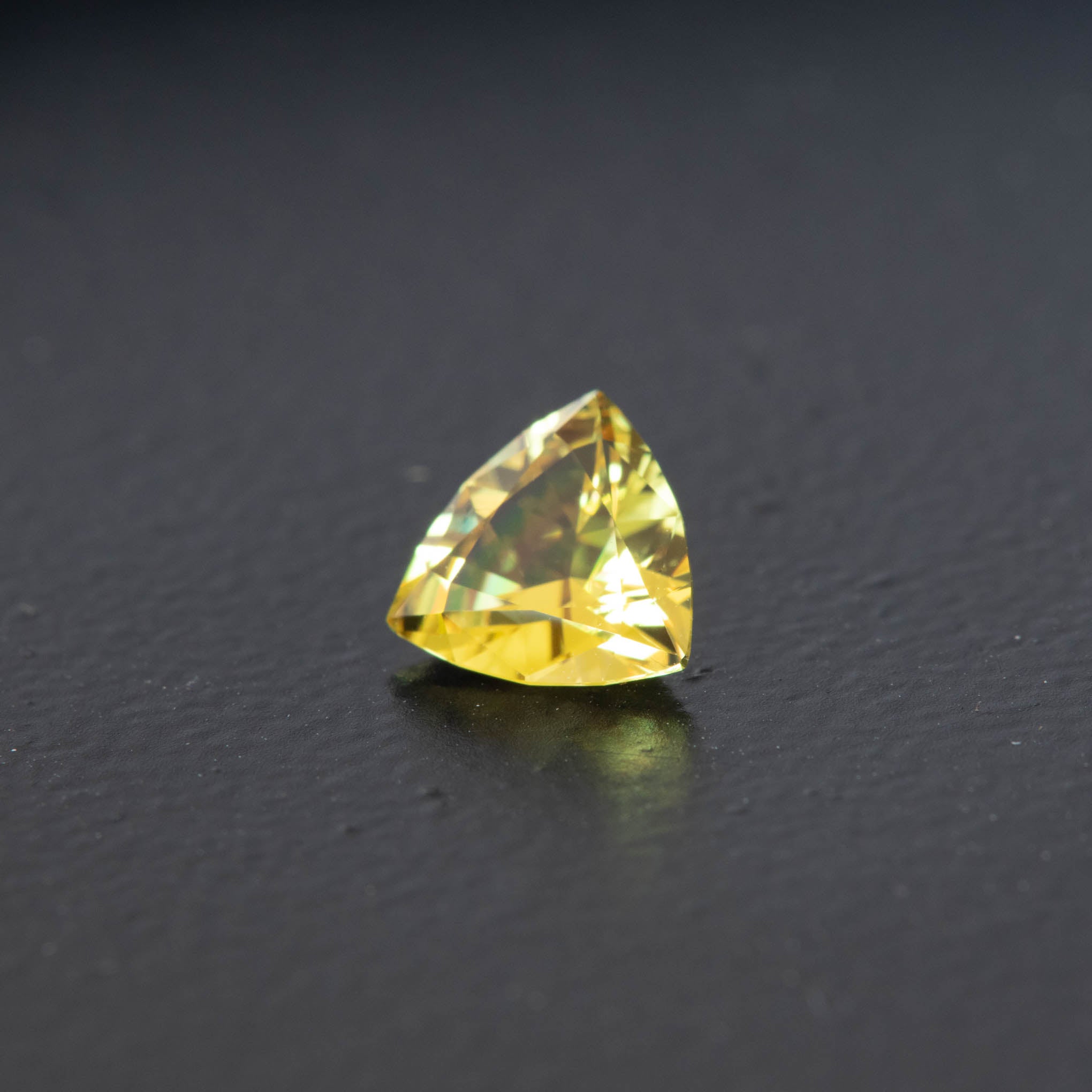 Yellow Trilliant Sapphire 0.9ct [S.Y.T.804]