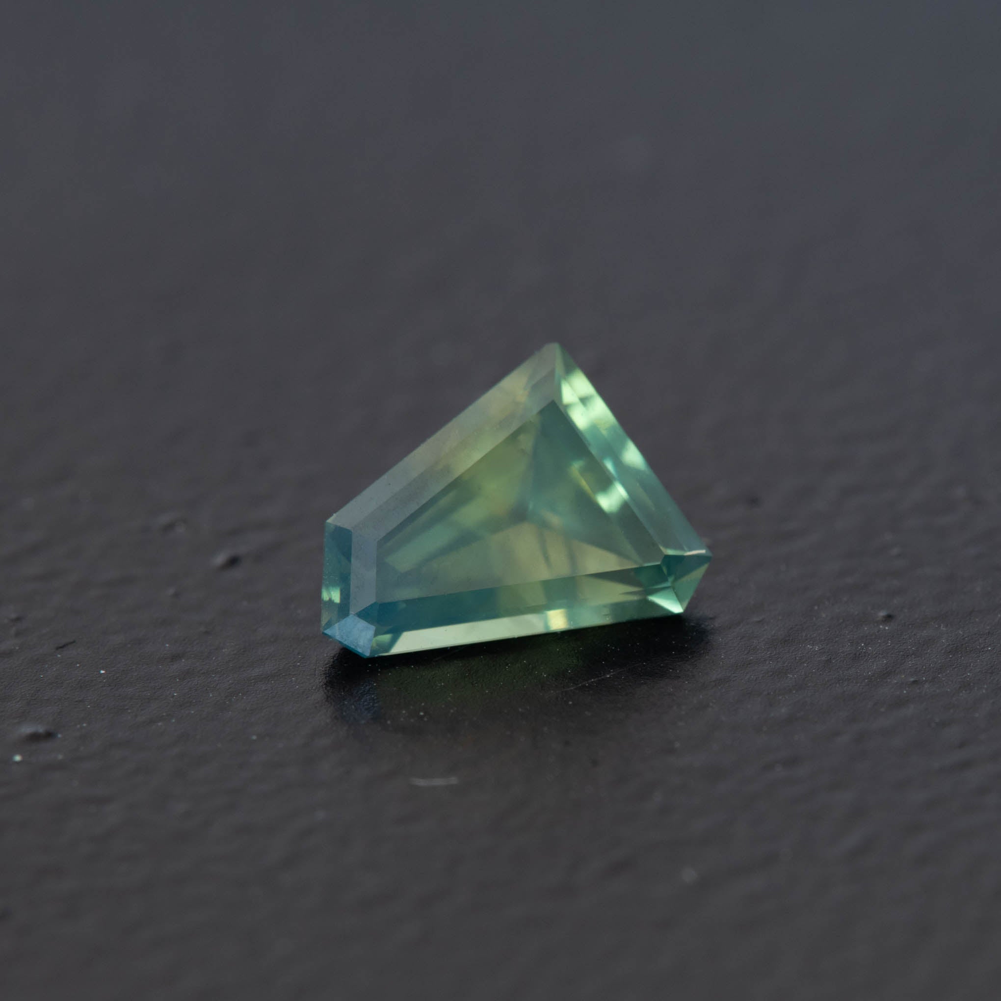 Parti Free Form Sapphire 0.85ct (S.P.FF.833)