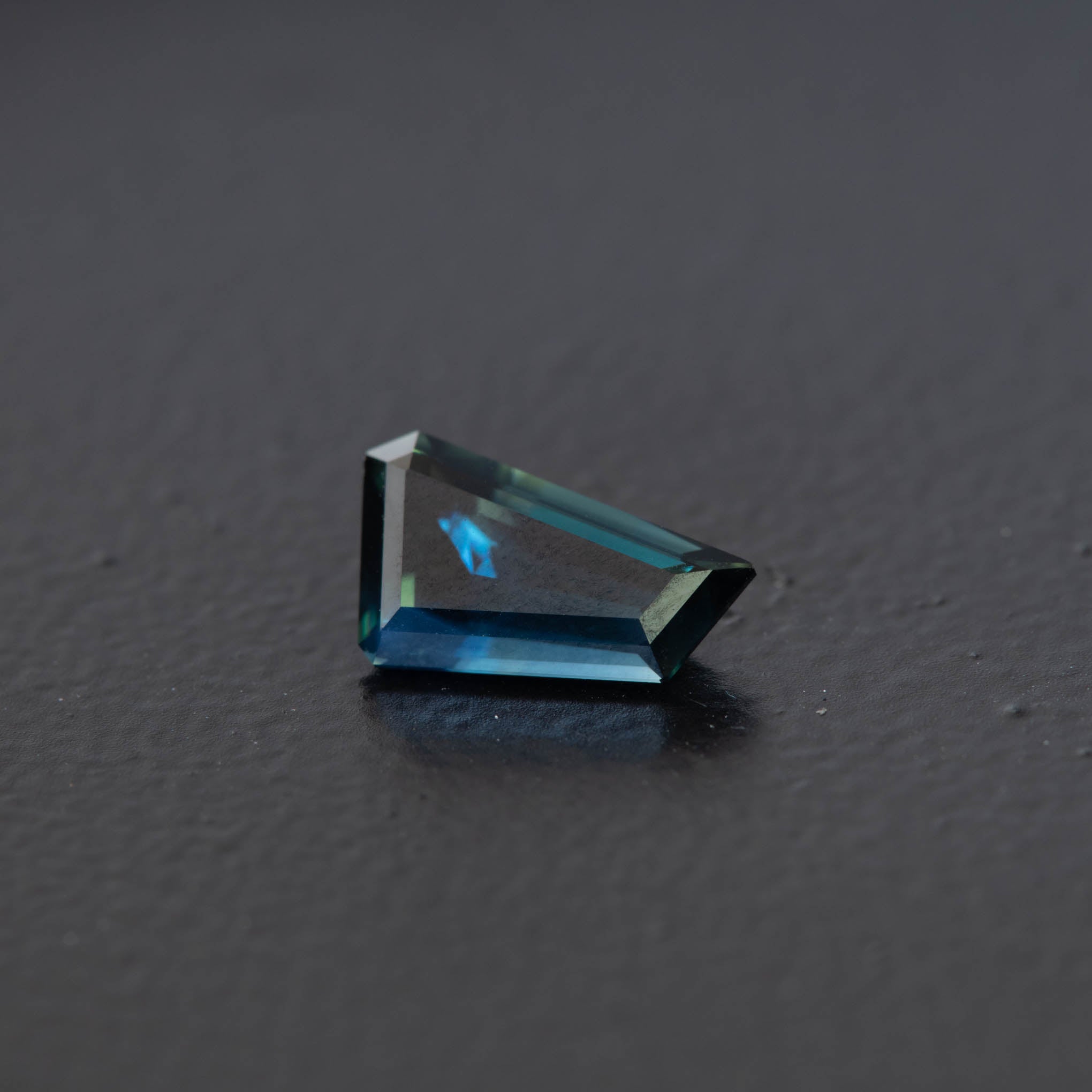 Blue Free Form Sapphire 0.98ct (S.B.FF.877)