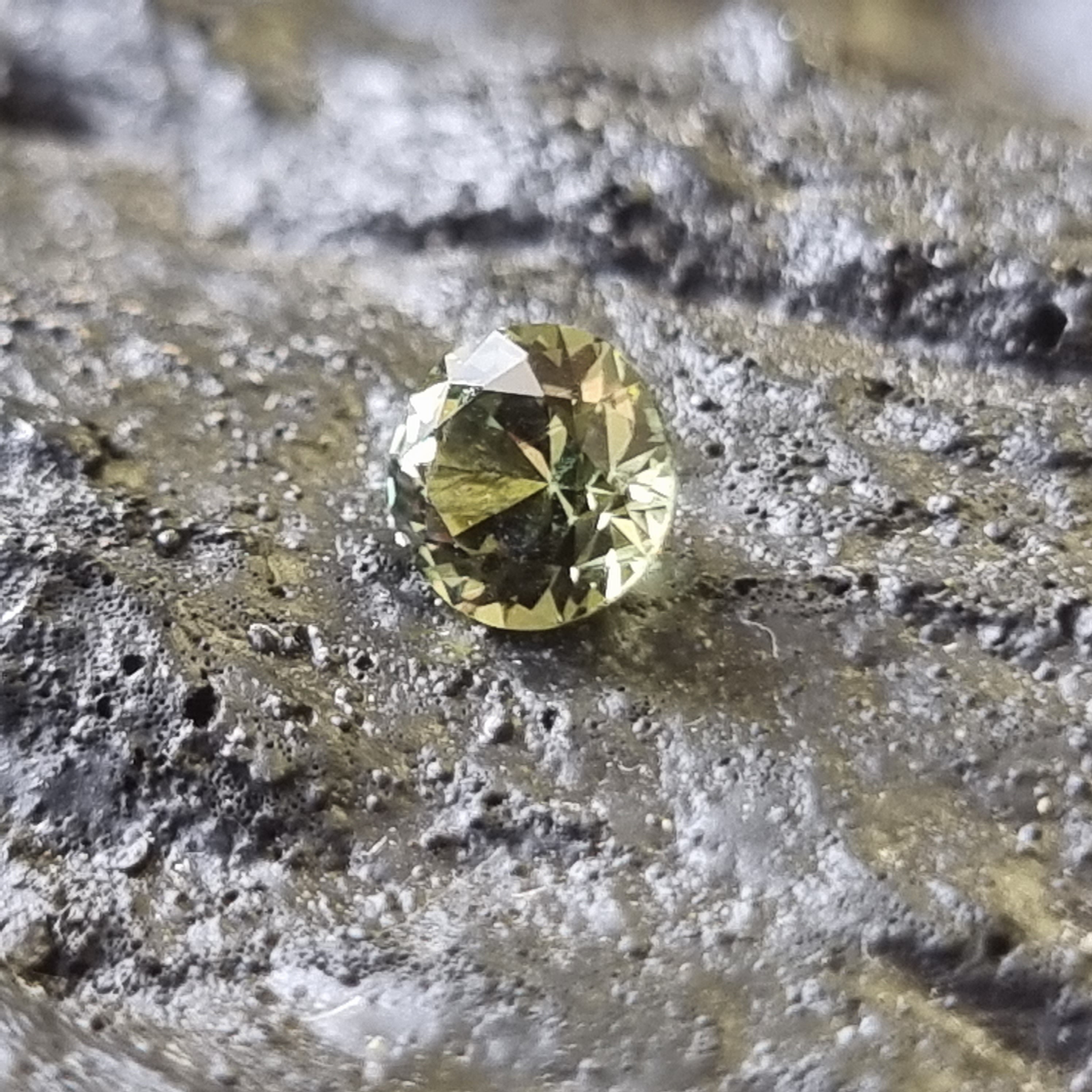 Green Brilliant Sapphire 0.86ct (S.G.BR.504)